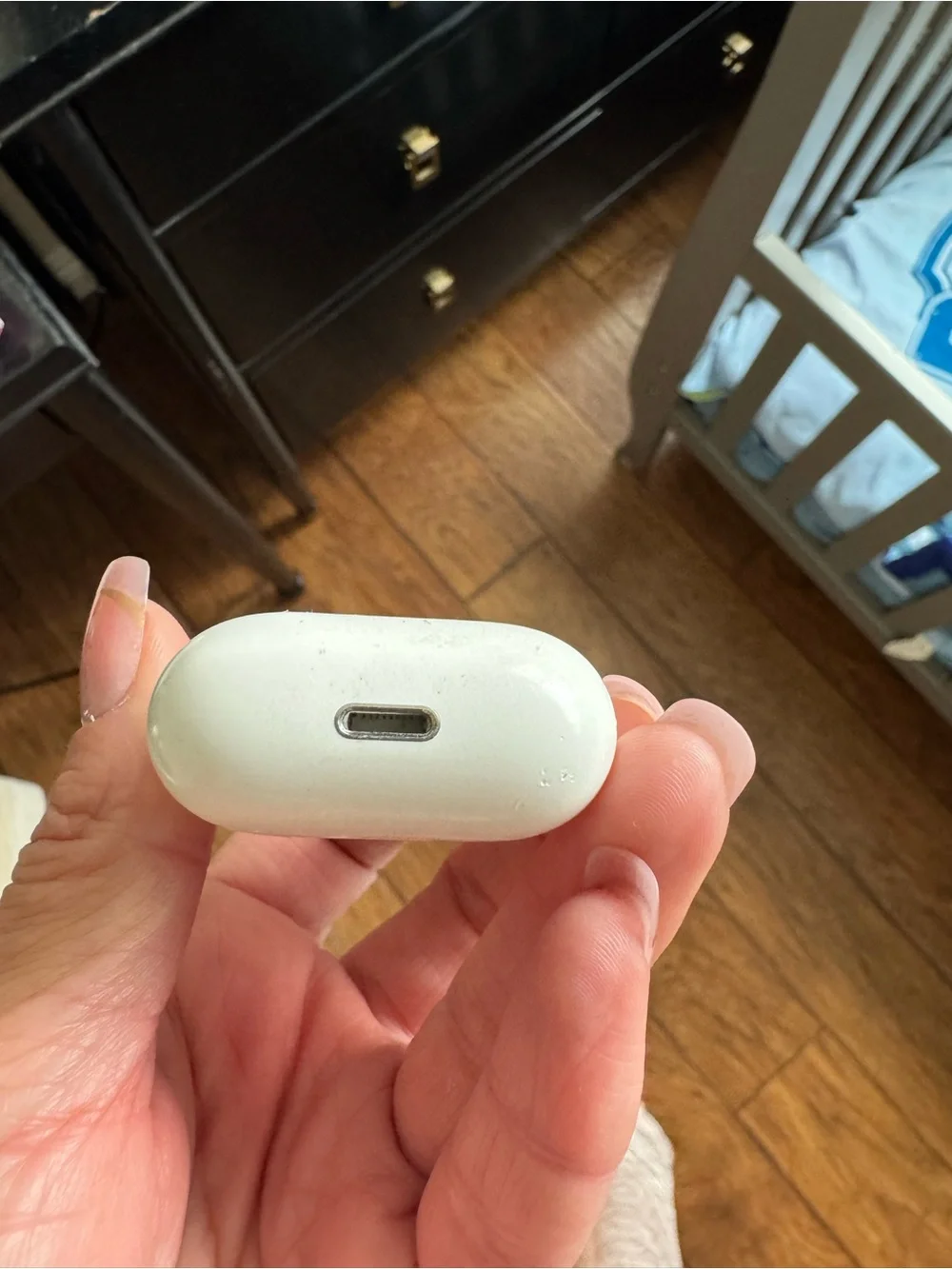 Apple White Wireless Earbuds Charging Case